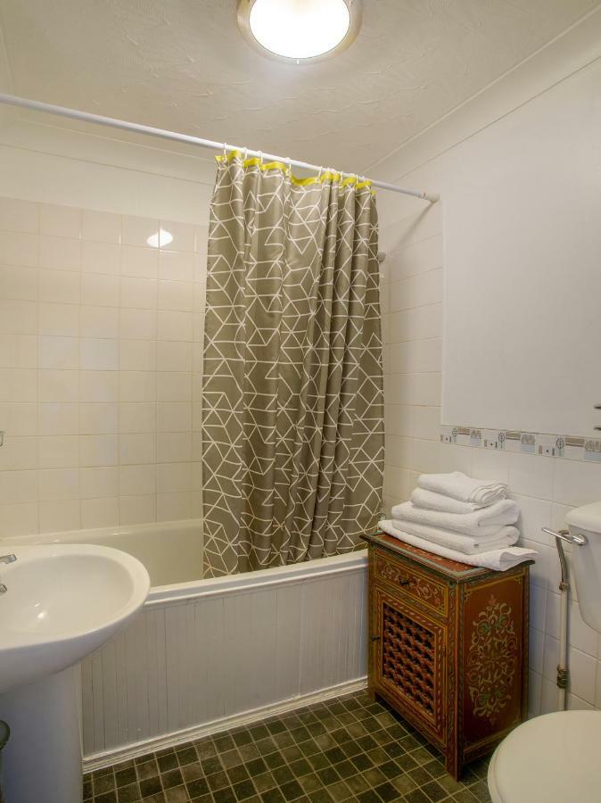 Oyo Avalon Lifestyle Guest House Hove Esterno foto